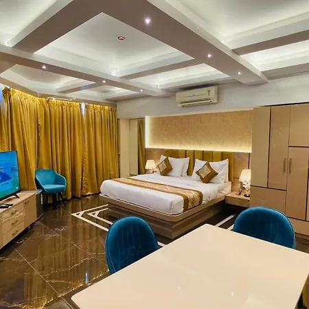 Home2 Renaissance Club-3